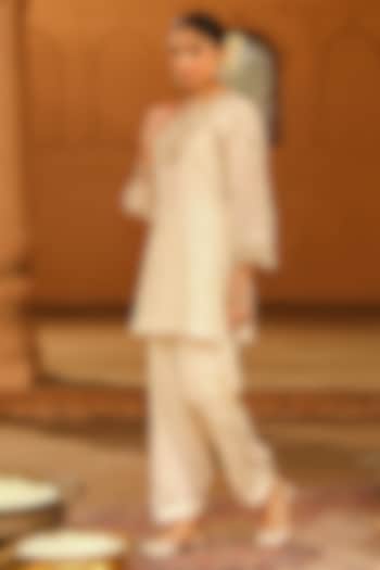 Ivory Silk Chanderi Kashmiri Tilla Embroidered Kurta Set For Girls by Sheetal Batra - Kids at Pernia's Pop Up Shop