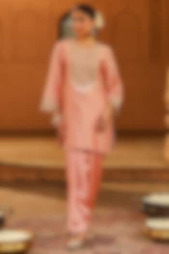 Off- Rose Silk Chanderi Embroidered Short Kurta Set For Girls by Sheetal Batra - Kids at Pernia's Pop Up Shop