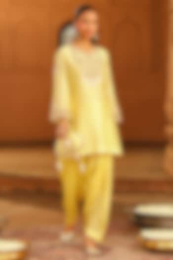 Lemon Yellow Silk Chanderi Embroidered Short Kurta Set For Girls by Sheetal Batra - Kids at Pernia's Pop Up Shop