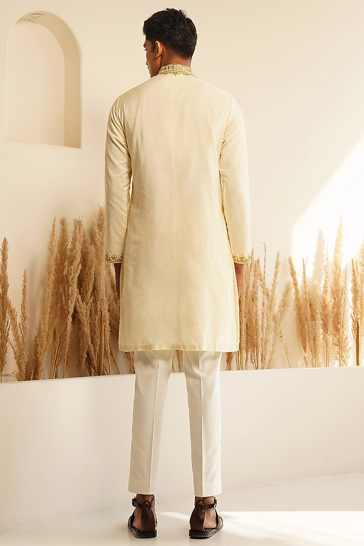 Off-White Chanderi Silk Hand Embroidered Kurta Set by Shreyansh Designs at Pernia's Pop Up Shop