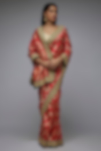 Red Silk Tilla Embroidered Banarasi Bridal Saree Set by Shantanu Goenka at Pernia's Pop Up Shop
