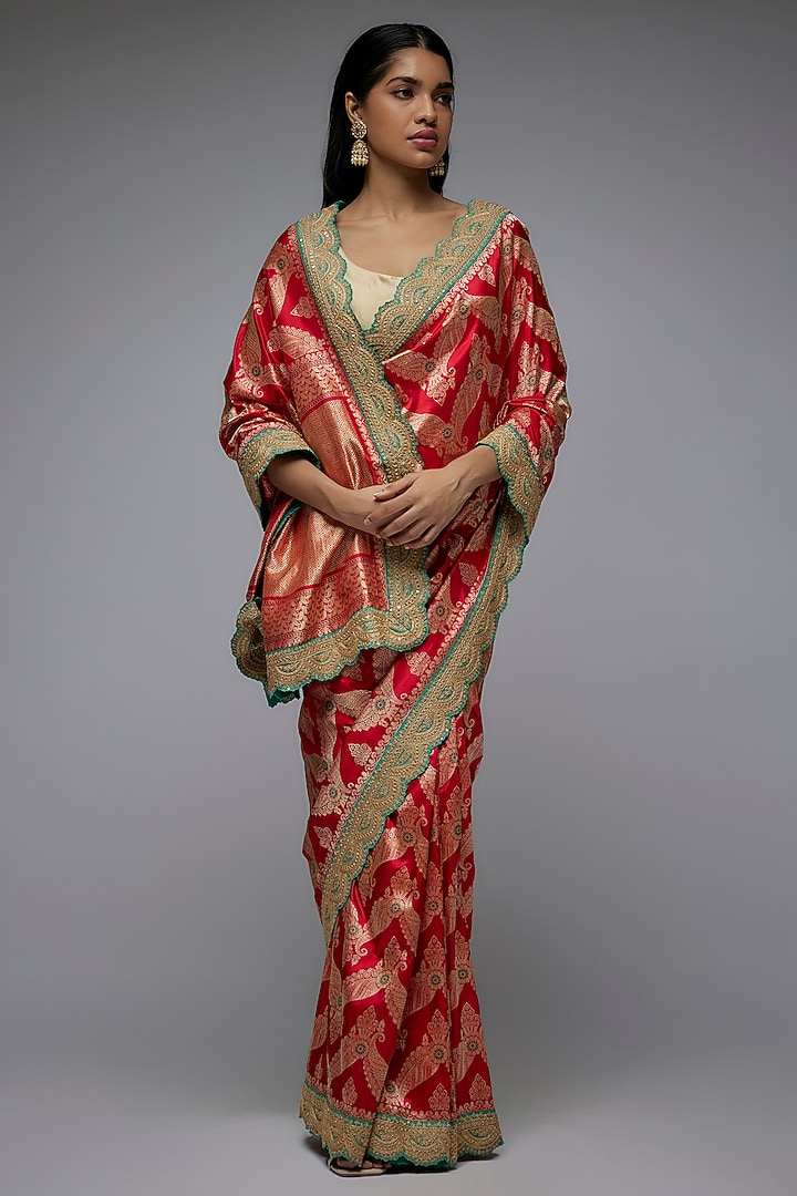 Red Silk Tilla Embroidered Banarasi Bridal Saree Set by Shantanu Goenka at Pernia's Pop Up Shop