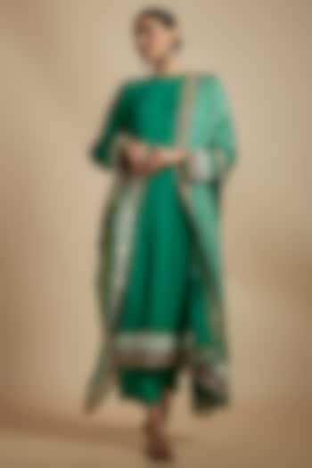 Emerald Green Pure Georgette Gara Embroidered Kurta Set by Shantanu Goenka at Pernia's Pop Up Shop