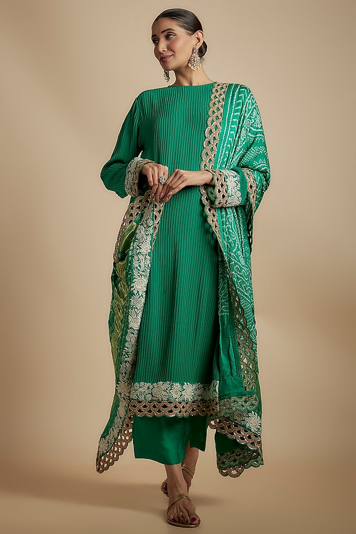 Emerald Green Pure Georgette Gara Embroidered Kurta Set by Shantanu Goenka at Pernia's Pop Up Shop