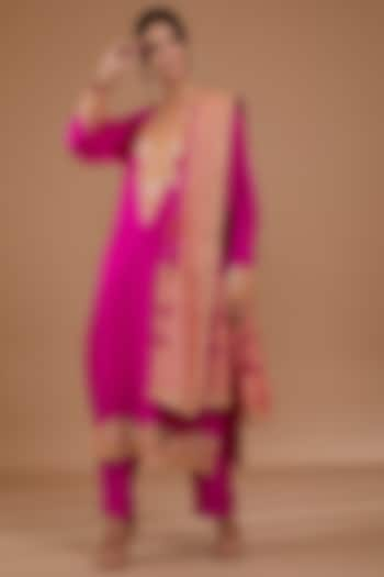 Fuchsia Silk Thread Embroidered Kurta Set by Shantanu Goenka at Pernia's Pop Up Shop