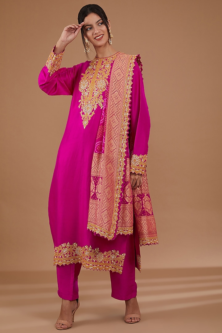 Fuchsia Silk Thread Embroidered Kurta Set by Shantanu Goenka at Pernia's Pop Up Shop