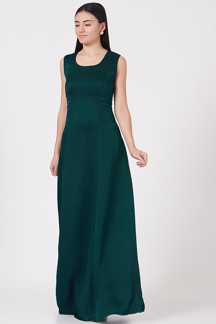 Midnight Green Embroidered Cape With Belt by Shantanu Goenka at Pernia's Pop Up Shop