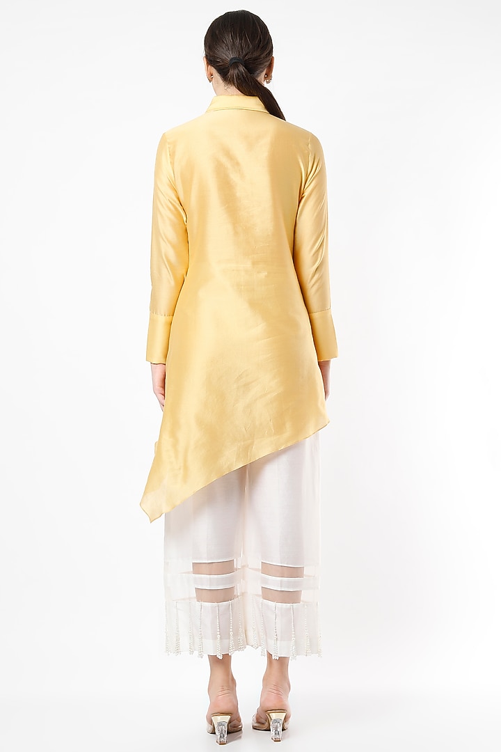 Yellow Embroidered Kurta Set by Shivangi Jain at Pernia's Pop Up Shop
