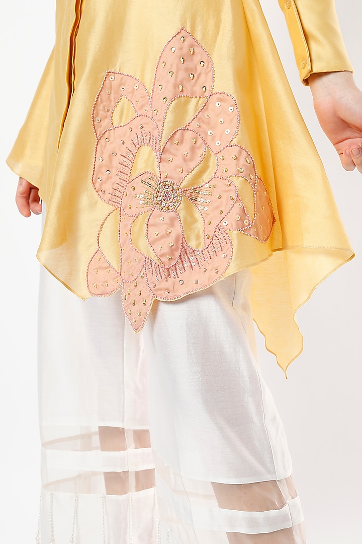 Yellow Embroidered Kurta Set by Shivangi Jain at Pernia's Pop Up Shop