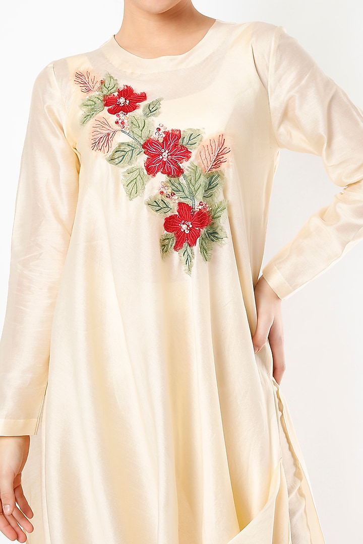 Off White Embrodiered Kurta Set by Shivangi Jain at Pernia's Pop Up Shop