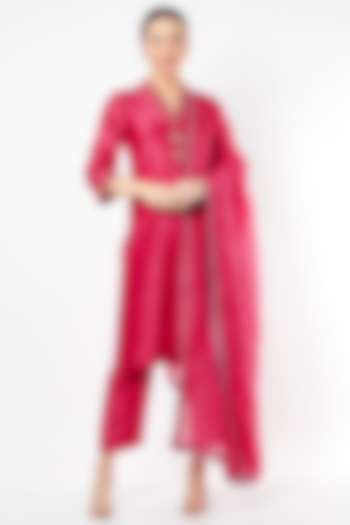 Fuchsia Red Embroidered Kurta Set by Shivangi Jain at Pernia's Pop Up Shop