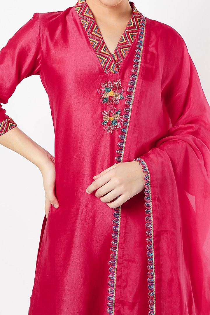Fuchsia Red Embroidered Kurta Set by Shivangi Jain at Pernia's Pop Up Shop