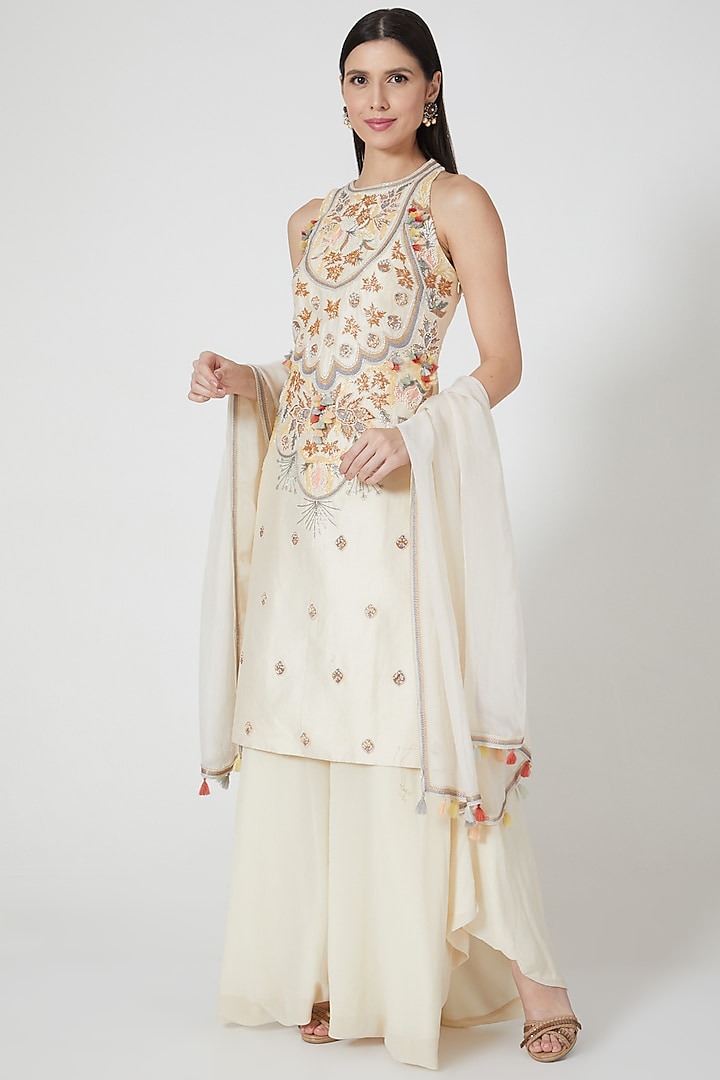 Off White Zardosi Embroidered Kurta Set by Shivangi Jain at Pernia's Pop Up Shop