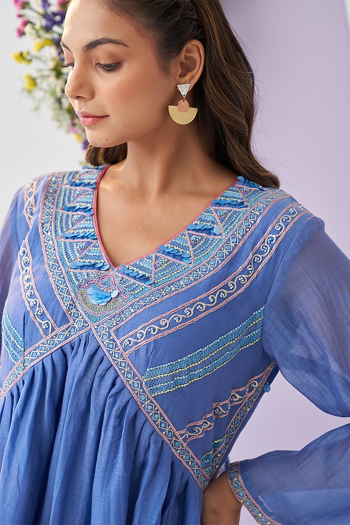 Blue Mul Chanderi Resham Embroidered Kurta Set by Shipraa Grover at Pernia's Pop Up Shop