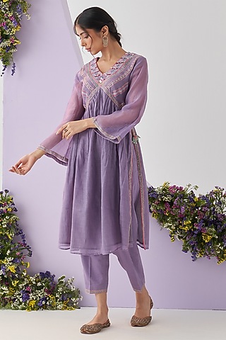 Lavender Mul Chanderi Resham Embroidered Kurta Set by Shipraa Grover