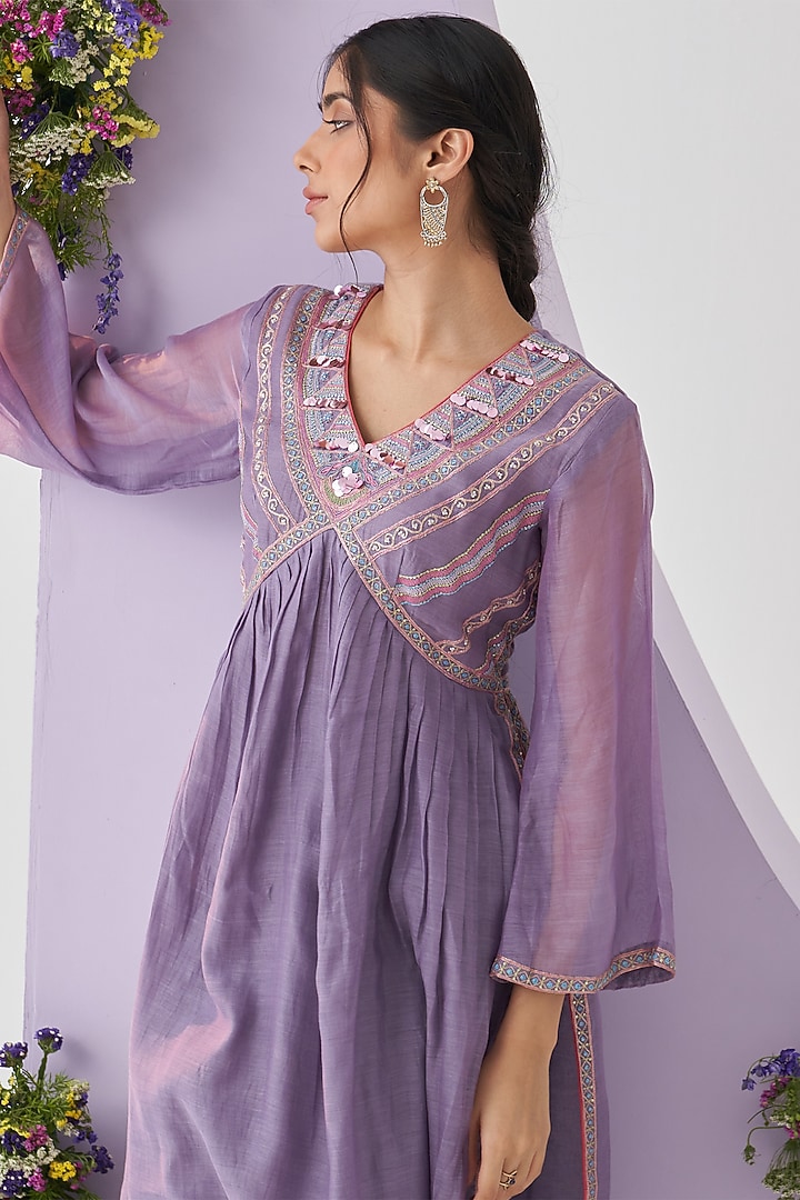 Lavender Mul Chanderi Resham Embroidered Kurta Set by Shipraa Grover at Pernia's Pop Up Shop
