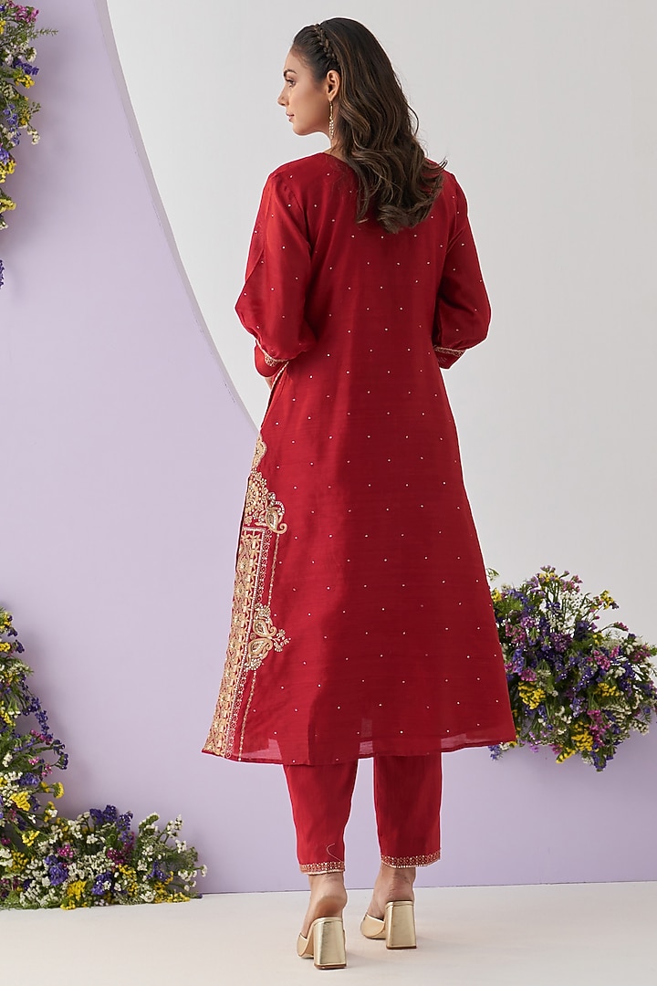 Red Chanderi Resham Embellished Kurta Set by Shipraa Grover at Pernia's Pop Up Shop