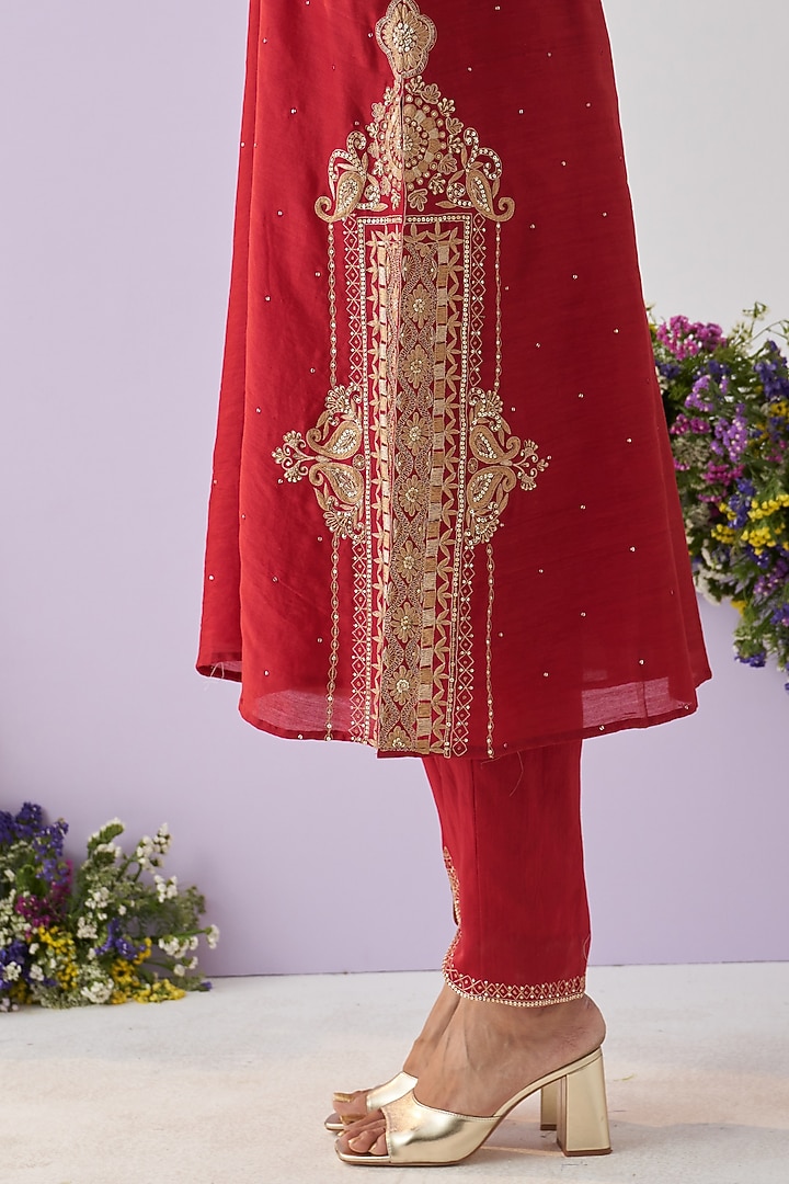 Red Chanderi Resham Embellished Kurta Set by Shipraa Grover at Pernia's Pop Up Shop