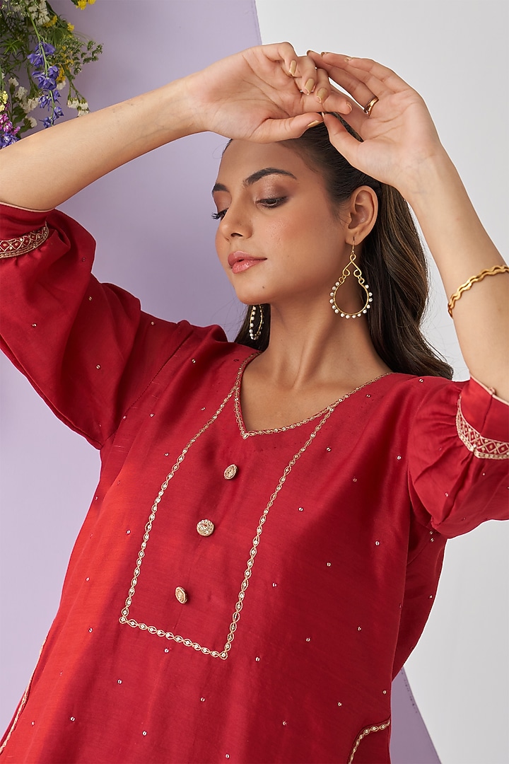 Red Chanderi Resham Embellished Kurta Set by Shipraa Grover at Pernia's Pop Up Shop