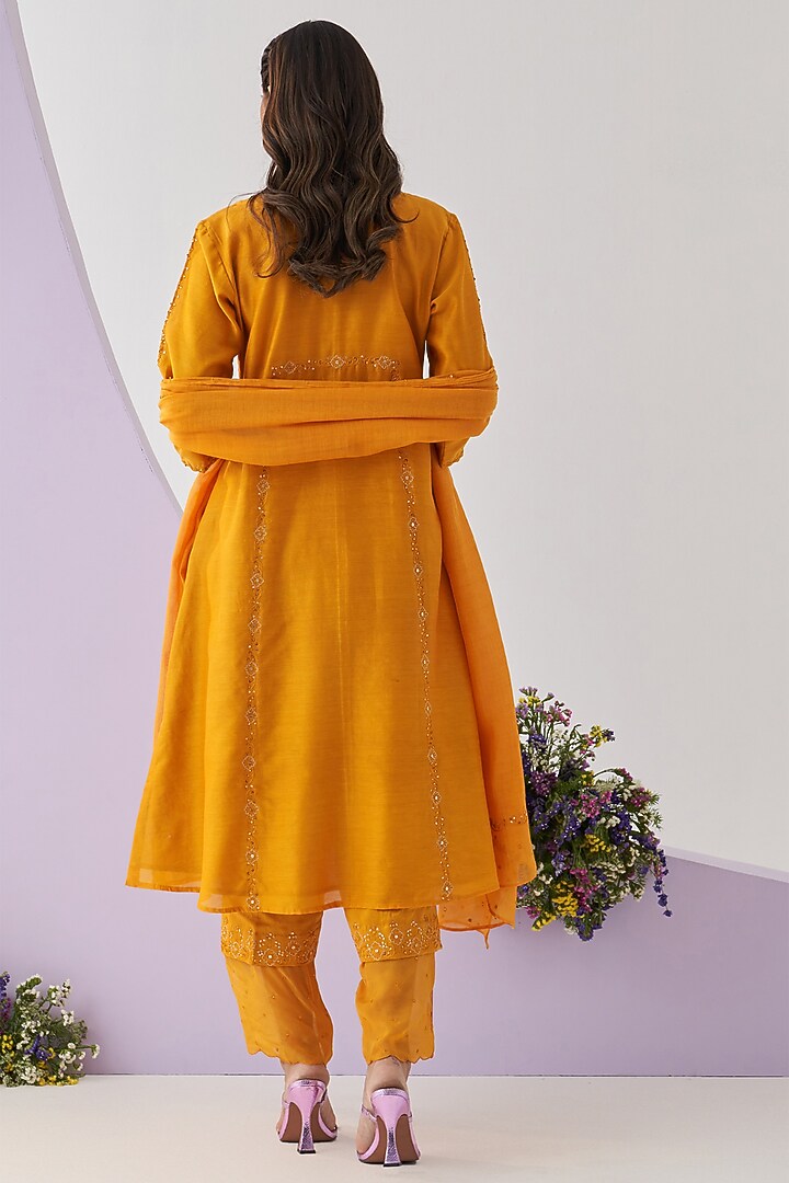 Yellow Chanderi Resham Embellished Kurta Set by Shipraa Grover at Pernia's Pop Up Shop