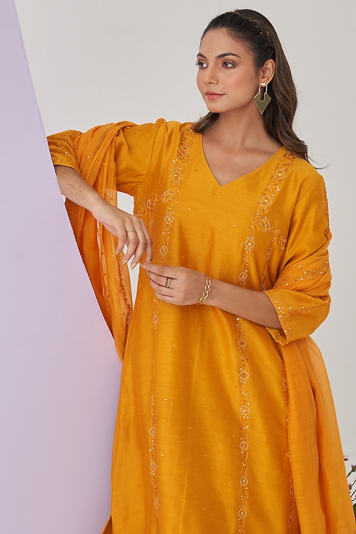 Yellow Chanderi Resham Embellished Kurta Set by Shipraa Grover at Pernia's Pop Up Shop