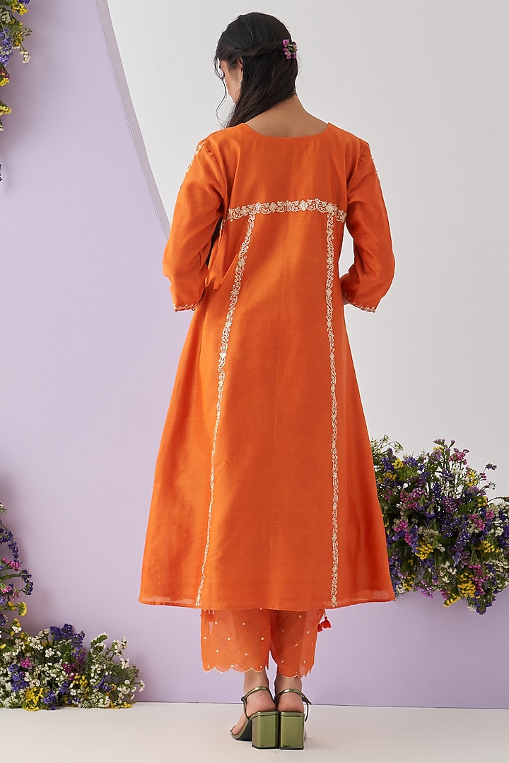 Orange Chanderi Resham Embellished Kurta Set by Shipraa Grover at Pernia's Pop Up Shop