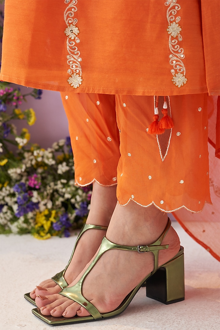 Orange Chanderi Resham Embellished Kurta Set by Shipraa Grover at Pernia's Pop Up Shop
