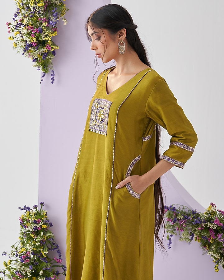 Mehendi Green Chanderi Sequins Embellished Kurta Set by Shipraa Grover at Pernia's Pop Up Shop