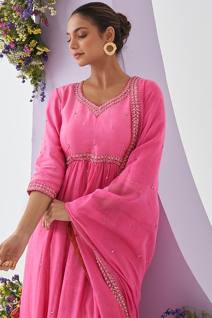 Pink Chanderi Mul Resham Embroidered Kurta Set by Shipraa Grover at Pernia's Pop Up Shop