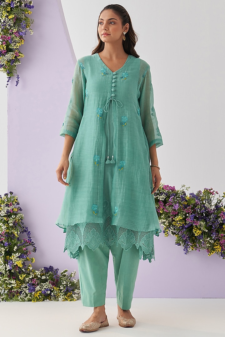 Turquoise Mul Chanderi Embroidered Kurta Set by Shipraa Grover