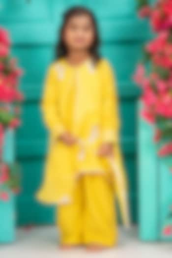Yellow Chanderi Kurta Set For Girls by SHRUTI JALAN at Pernia's Pop Up Shop