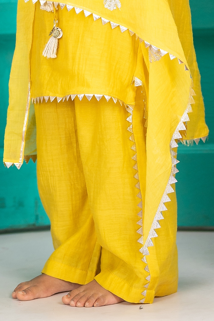 Yellow Chanderi Kurta Set For Girls by SHRUTI JALAN at Pernia's Pop Up Shop