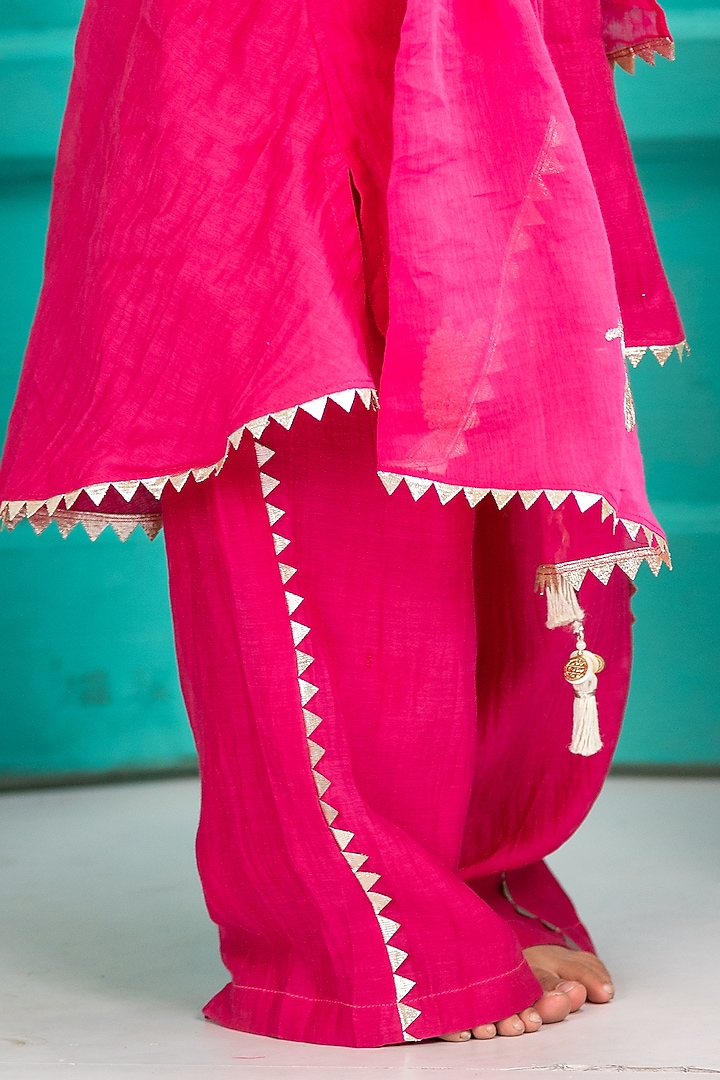 Rani Pink Chanderi Kurta Set For Girls by SHRUTI JALAN at Pernia's Pop Up Shop