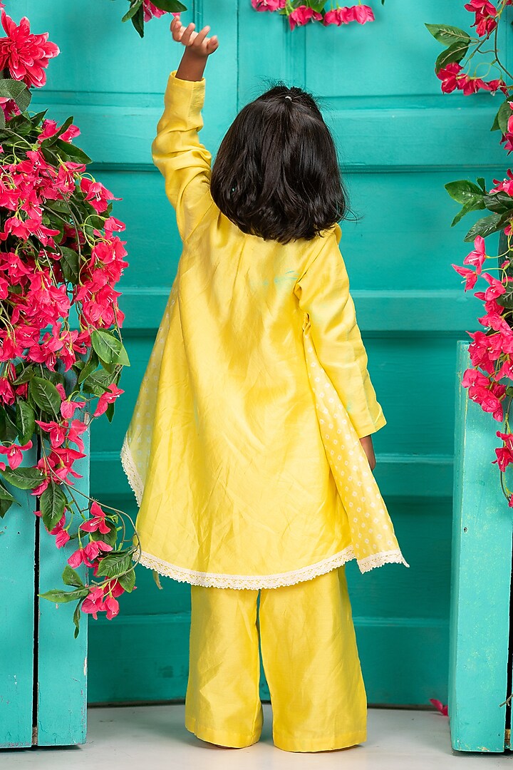 Yellow Chanderi Kurta Set For Girls by SHRUTI JALAN at Pernia's Pop Up Shop