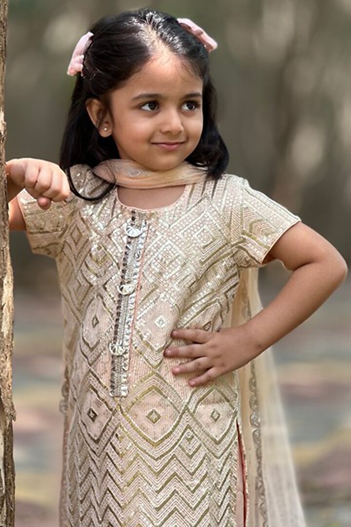 Nude Peach Crepe Silk Thread Embroidered Kurta Set by SHRUTI JALAN at Pernia's Pop Up Shop
