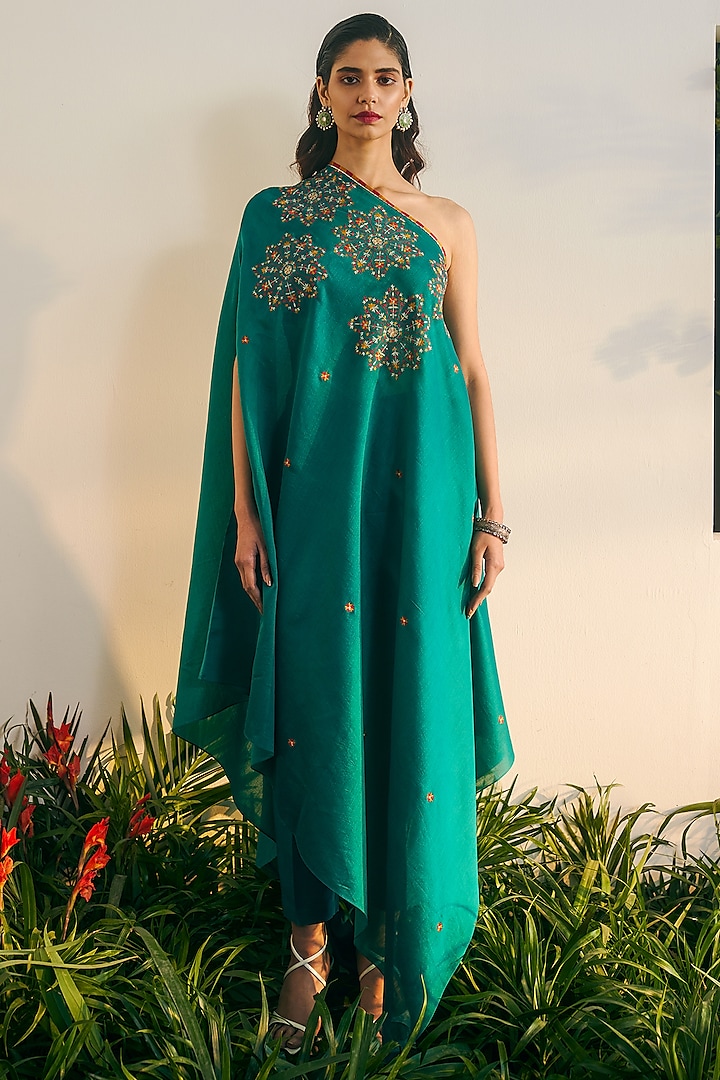 Emerald Silk Chanderi Embroidered One-Shoulder Kaftan Set by Shikha Mehta
