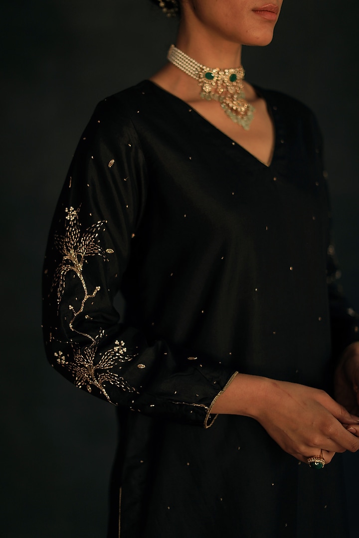 Black Embroidered Kurta Set by Shikha Mehta at Pernia's Pop Up Shop