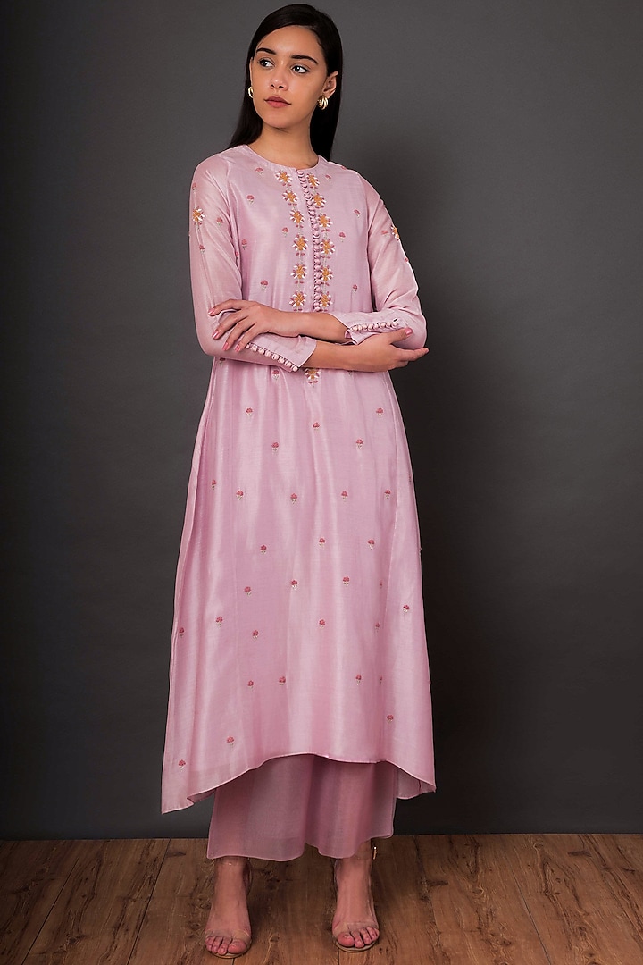 Lilac Embroidered Side Panelled Kurta Set by Shikha Mehta at Pernia's Pop Up Shop
