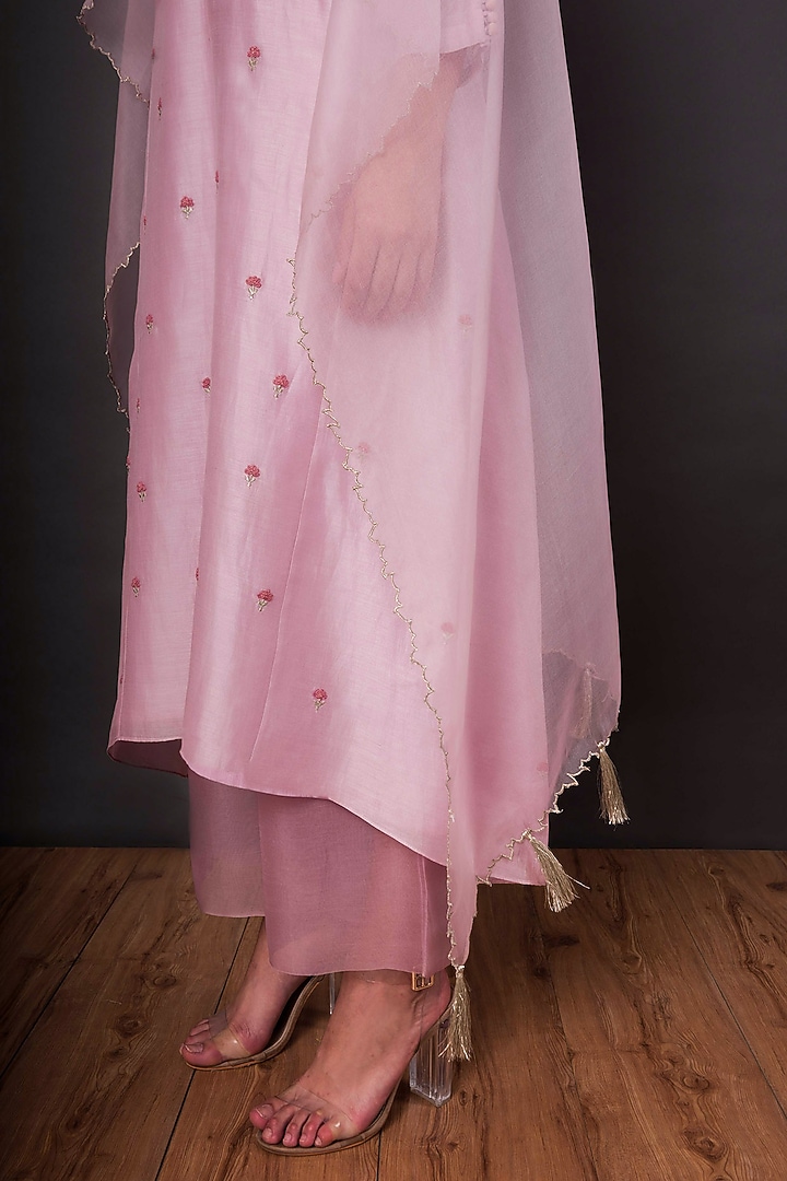 Lilac Embroidered Side Panelled Kurta Set by Shikha Mehta at Pernia's Pop Up Shop