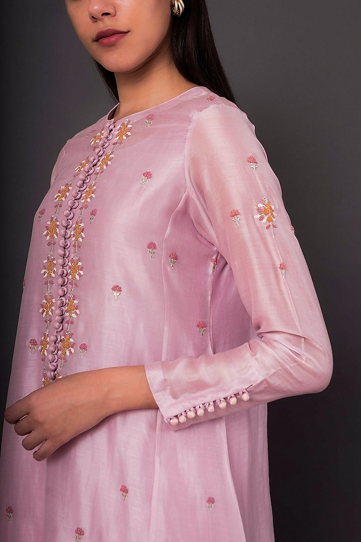 Lilac Embroidered Side Panelled Kurta Set by Shikha Mehta at Pernia's Pop Up Shop