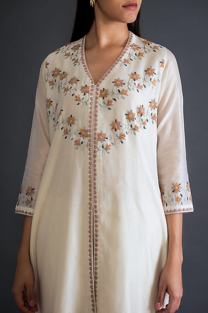 Ivory Floral Embroidered Kurta Set by Shikha Mehta at Pernia's Pop Up Shop