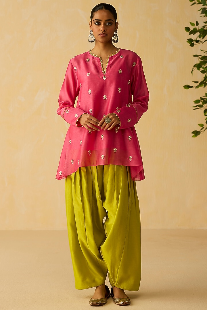 Pink Silk Chanderi Embroidered Kurta Set by Shikha Mehta at Pernia's Pop Up Shop