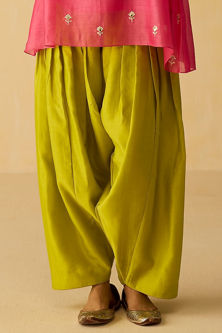 Pink Silk Chanderi Embroidered Kurta Set by Shikha Mehta at Pernia's Pop Up Shop