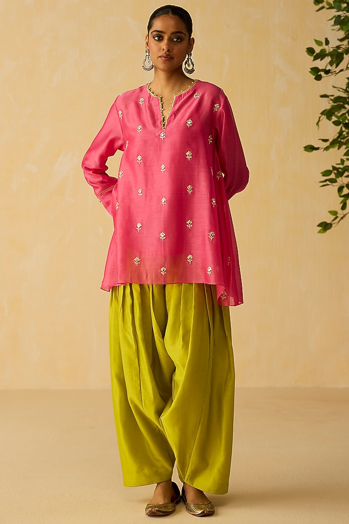 Pink Silk Chanderi Embroidered Kurta Set by Shikha Mehta at Pernia's Pop Up Shop