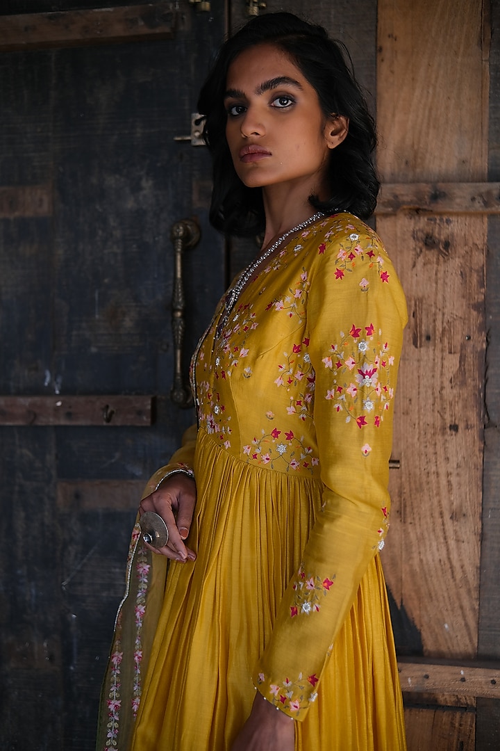 Yellow Organza Corset Anarkali Set Design by Pleats By Kaksha & Dimple at  Pernia's Pop Up Shop 2024