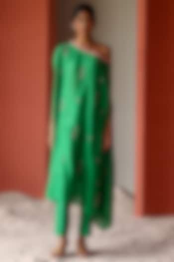 Green Silk Chanderi Thread Embroidered Off-Shoulder Kurta Set by Shikha Mehta