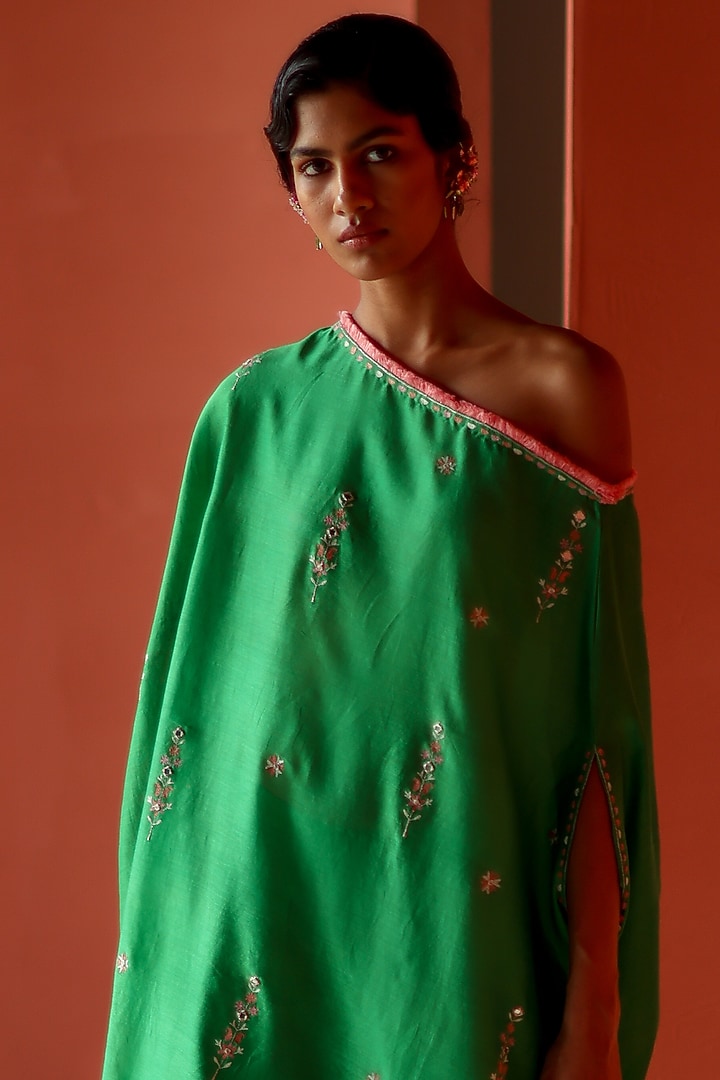 Green Silk Chanderi Thread Embroidered Off-Shoulder Kurta Set by Shikha Mehta at Pernia's Pop Up Shop