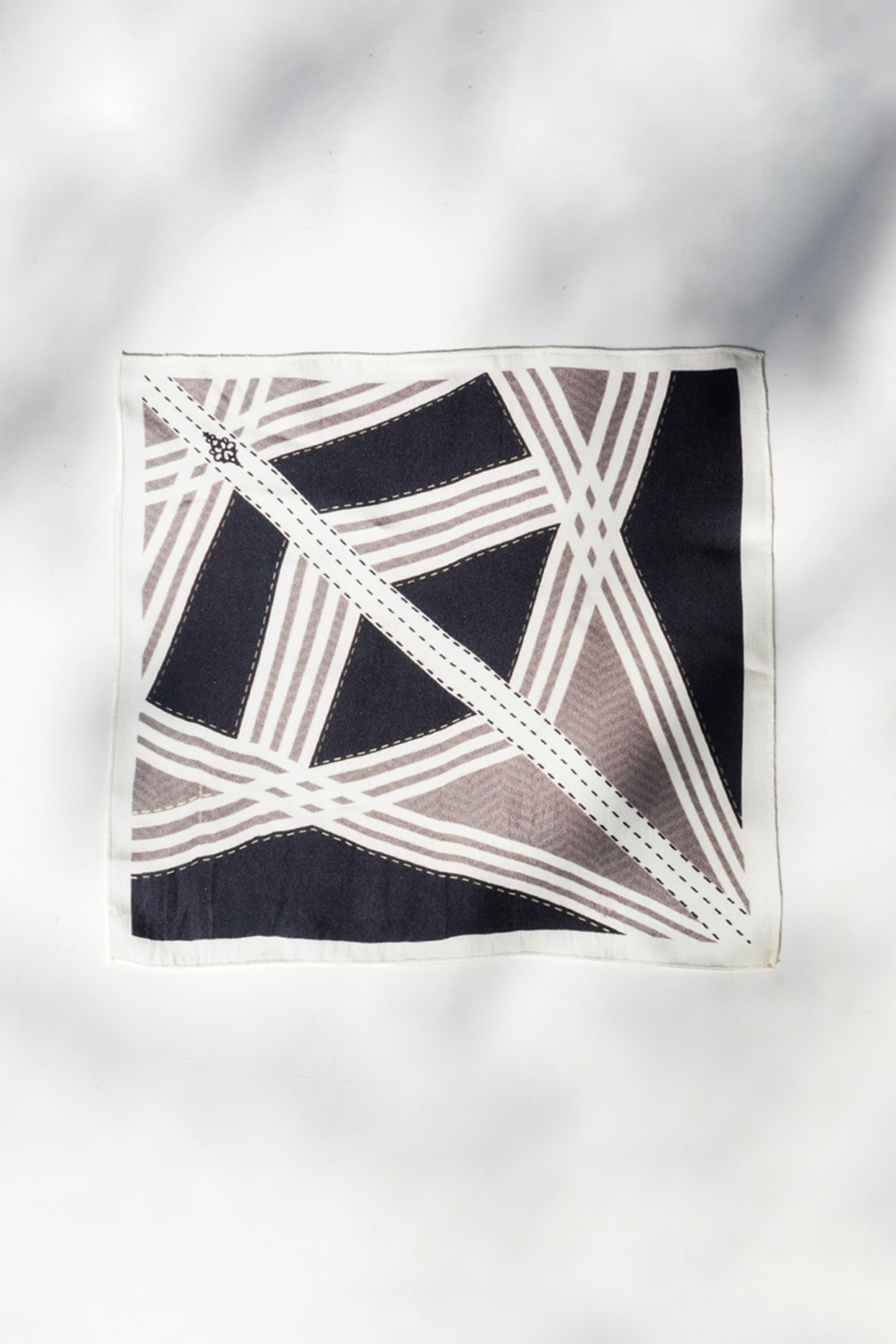 Black & Off-White Twill Silk Pocket Square by S&N by Shantnu Nikhil Men