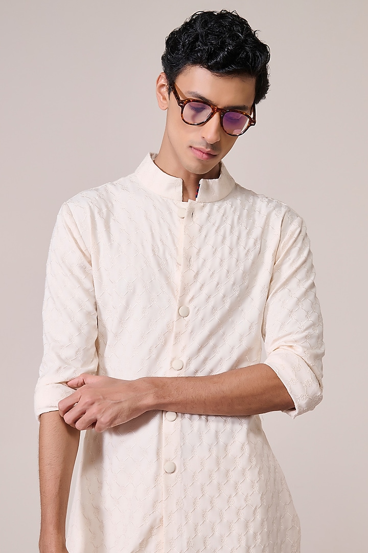 Off-White Brushed Suiting Blend Kurta by S&N by Shantnu Nikhil Men at Pernia's Pop Up Shop