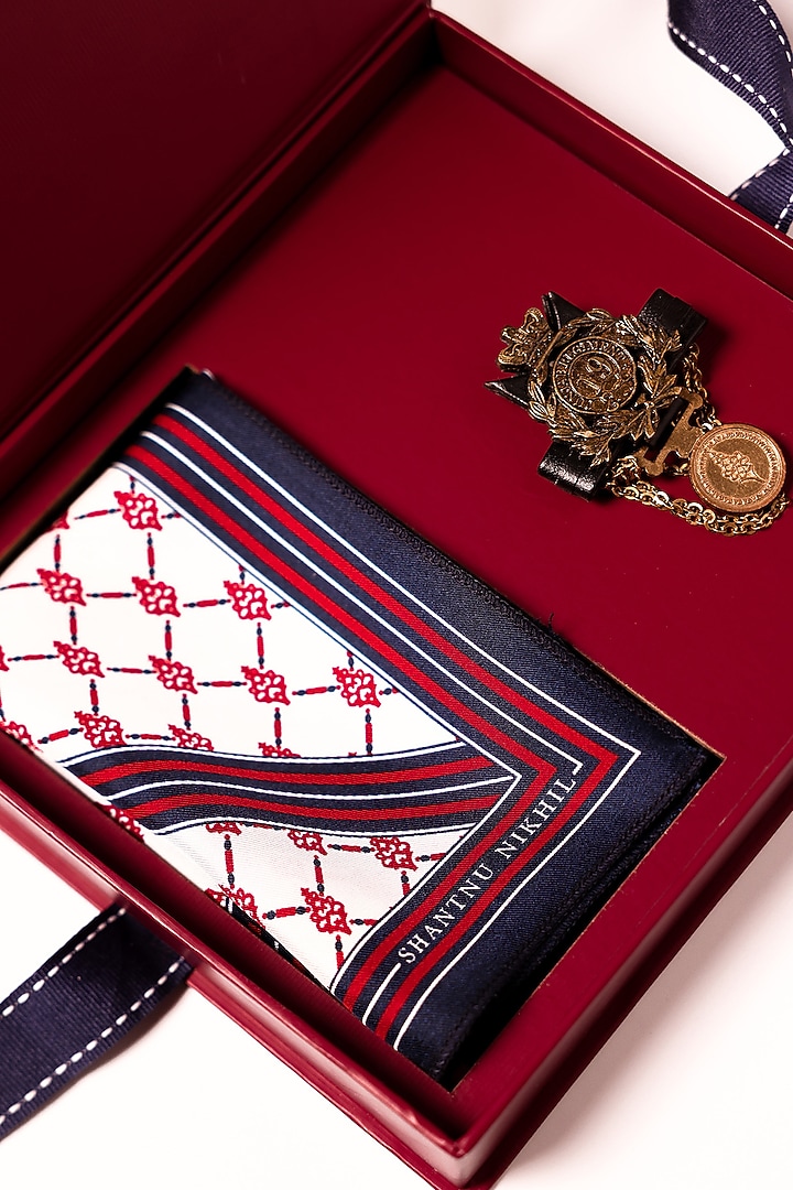 Red Metal & Silk Twill Gift Set by S&N by Shantnu Nikhil Men at Pernia's Pop Up Shop